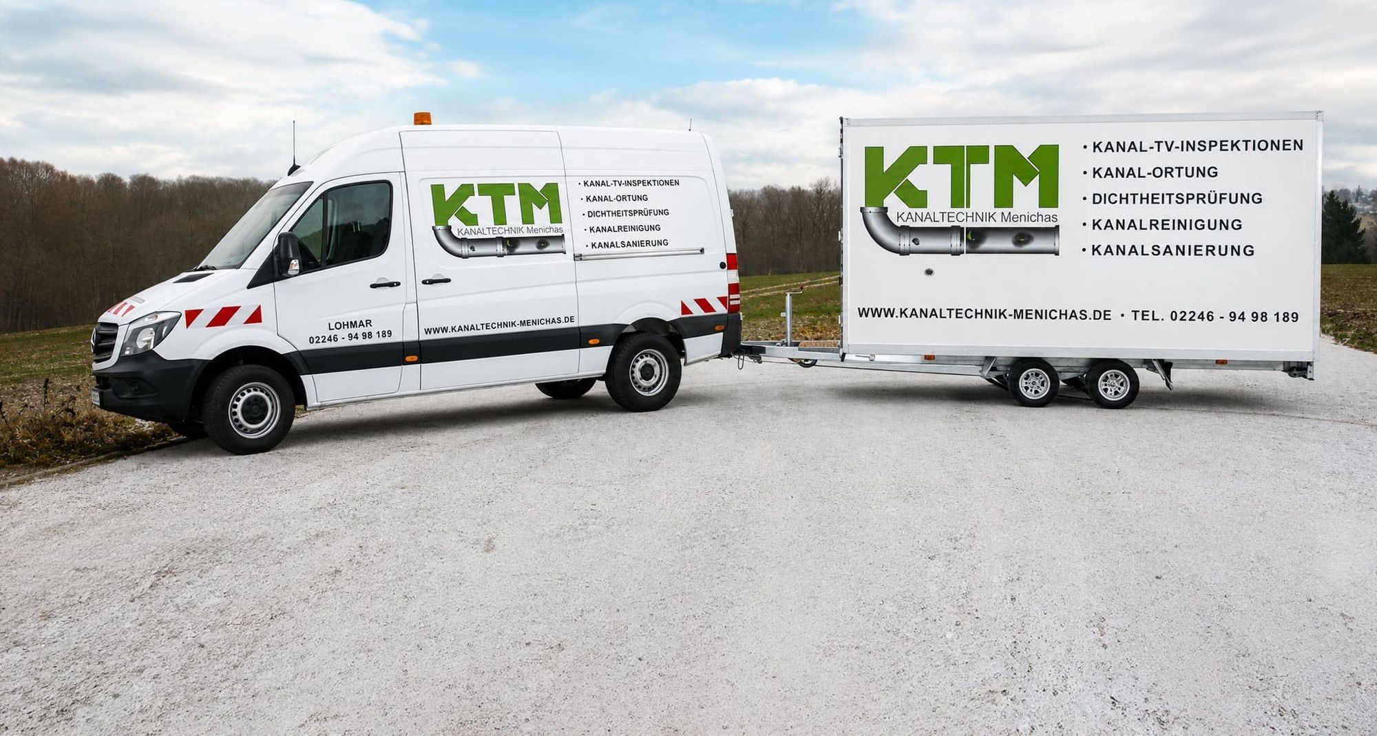 Transporter und Anhänger der Kanaltechnik Menichas aus Lohmar mit Firmenbeschriftung